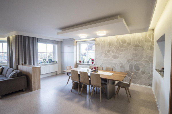 Volle dekorative Decke mit indirekter Beleuchtung