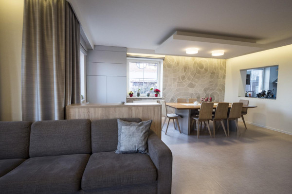 Volle dekorative Decke mit indirekter Beleuchtung 1