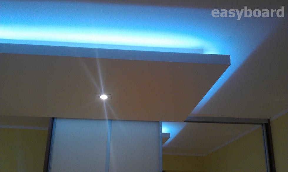Dekoračný sadrokartónoý strop s nepriamym osvetlením
